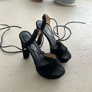 Only worn once for prom pictures
